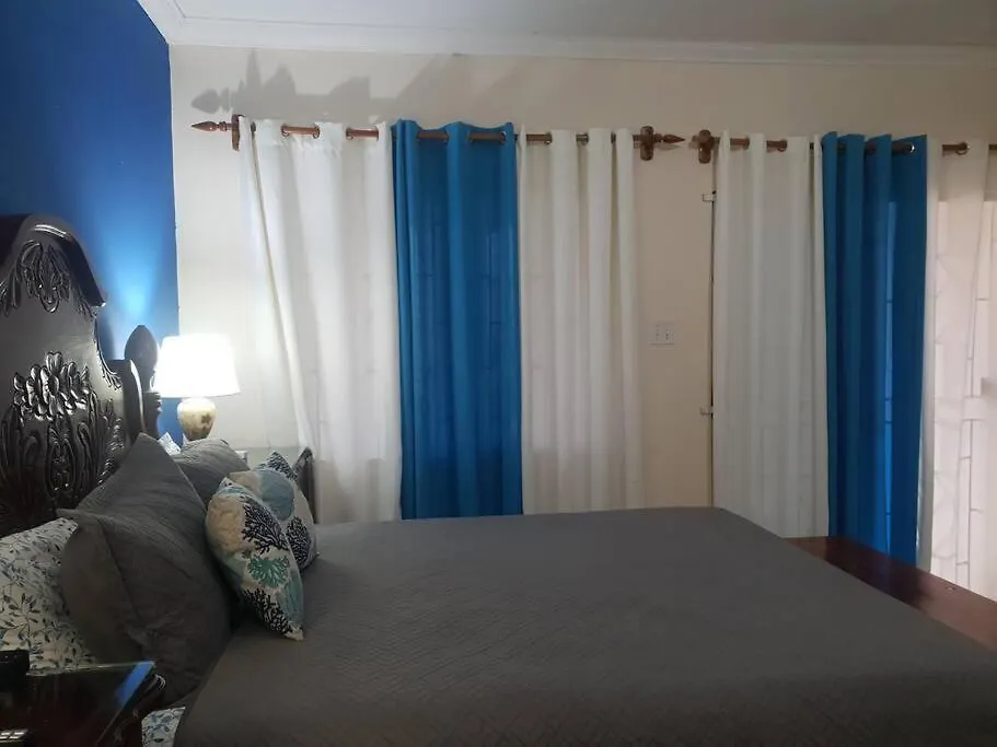 Апартаменты Lovely Ensuite Getaway With Pool Очо-Риос Ямайка