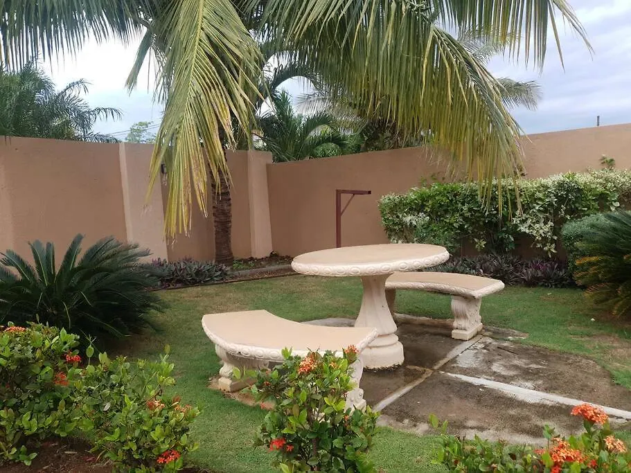 Lovely Ensuite Getaway With Pool Ocho Ríos